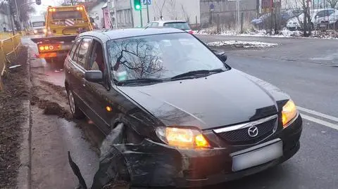 Pijany kierowca zniszczył trzy auta, a na koniec uderzył w barierki. Powiedział, że jechał po alkohol
