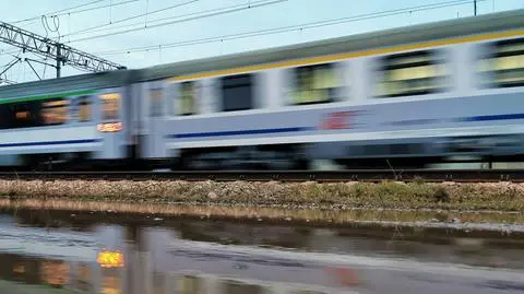 Drzwi były zepsute, pasażerowie nie mogli wysiąść z pociągu