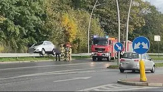 Samochód "zaparkował" na barierce w Nowym Sączu