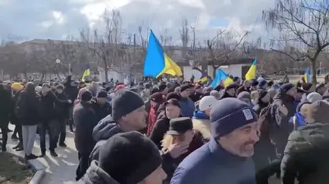 "Całe miasto w barwach ukraińskiej flagi". Ukraińcy organizują wiece przeciwko rosyjskim okupantom 