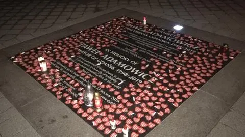 Tablica ku pamięci Adamowicza cała w serduszkach. "Jesteście najcudowniejszymi ludźmi na świecie"