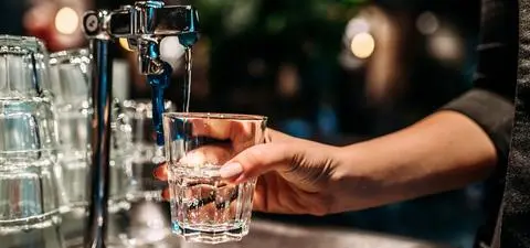 Darmowa woda w restauracji. "Zwykła ludzka rzecz"
