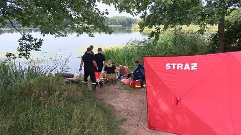 Dwaj mężczyźni zniknęli pod wodą. Na szczęście na plaży wypoczywali strażak i ratownik