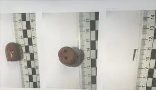 Parówki i smaczki naszpikowane gwoździami leżały na terenie miasta