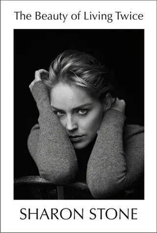 okładka biografii Sharon Stone "The Beauty of Living Twice" 