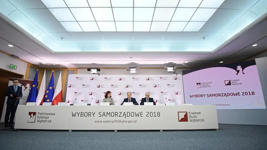Jedna z komisji wrzuciła pieczęcie do urny