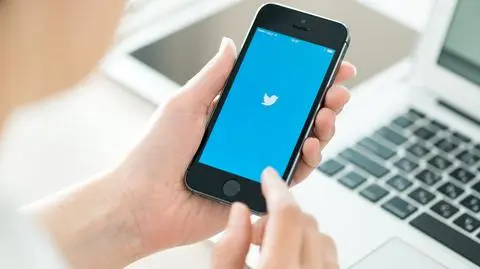 smartfon telefon twitter shutterstock_ 