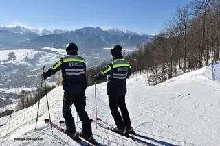 Policjanci na stoku narciarskim