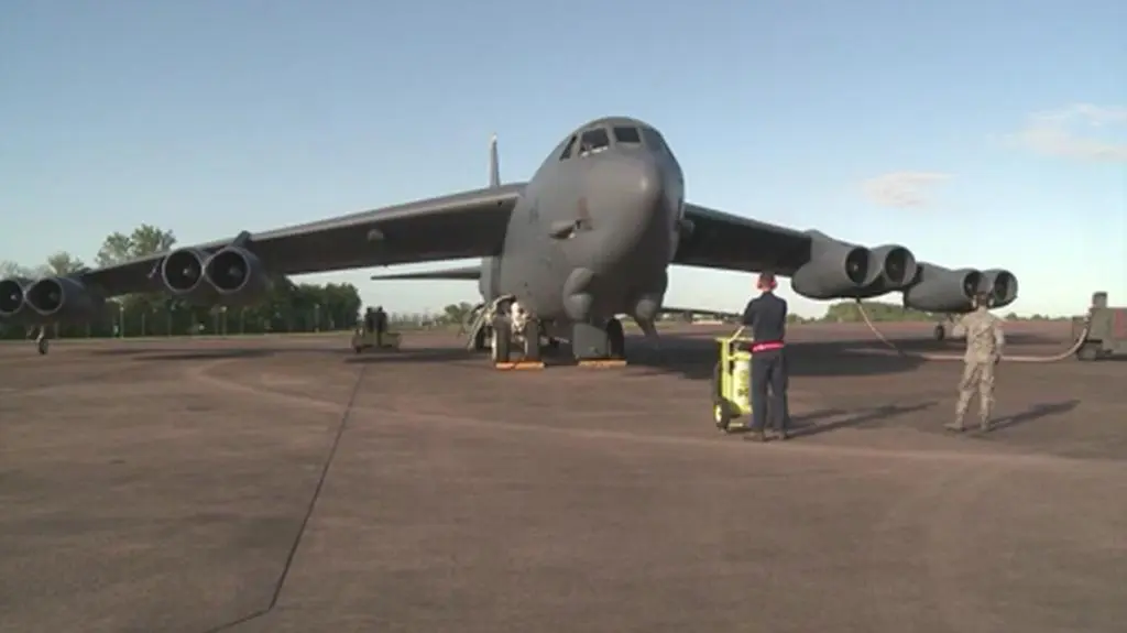 Bombowiec B-52 przygotowuje się do startu