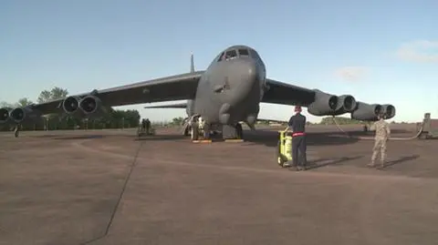 Bombowiec B-52 przygotowuje się do startu