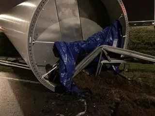 Ogromna część turbiny wiatrowej blokowała autostradę A1 w Holandii
