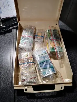 Policjanci zabezpieczyli też sztabki złota oraz pieniądze w różnych walutach o równowartości 200 tysięcy złotych