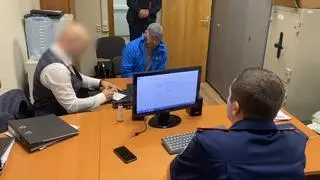 Mawridi składa zeznania przed funkcjonariuszami Komitetu Śledczego 