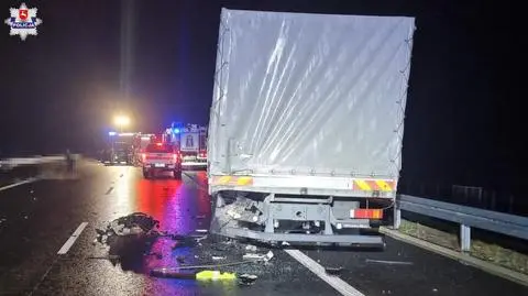 Kierowca auta osobowego najechał na stojącą na pasie awaryjnym ciężarówkę. Zginął pasażer