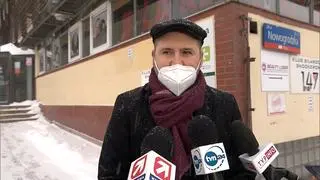 Adam Bielan przed siedzibą PiS w lutym