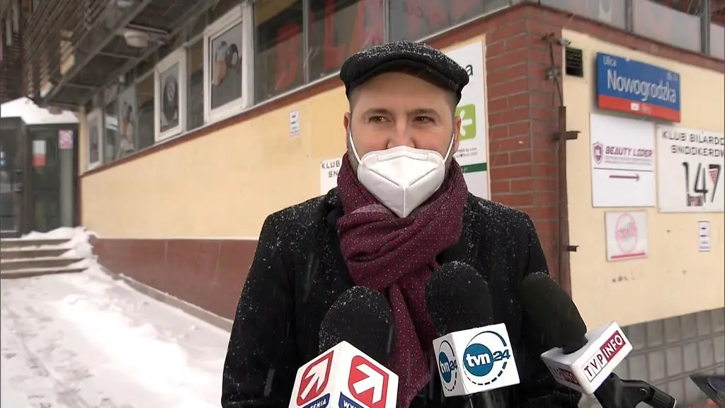Adam Bielan przed siedzibą PiS w lutym