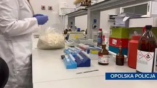 Znaleziono kwasy, rozpuszczalniki oraz kilogram gotowego mefedronu 