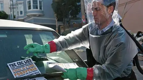 Doradca medyczny filmu o epidemii kaszle i publicznie przyznaje: jestem zarażony