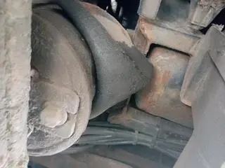 Uszkodzona poduszka zawieszenia w autokarze