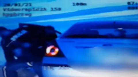 Z dużą prędkością minął radiowóz i próbował uciec