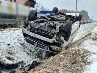 Samochód w rowie w miejscowości Wiązowna