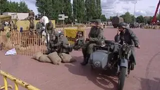 Żołnierze okupują Plac Zebrań Ludowych