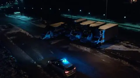 Na parkingu spłonęło pięć aut dostawczych. "Wstępnie uznano, że zostały podpalone"