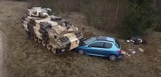 Czołg przejechał po samochodzie wypełnionym odpadami