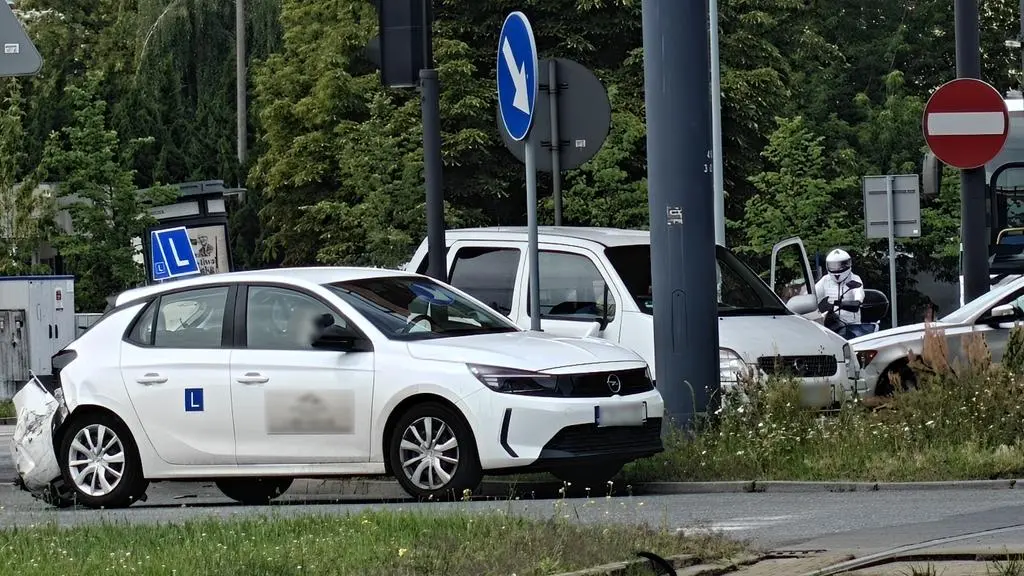 Wśród samochodów jest też auto szkoły jazdy 