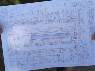 Mieszkańcy bloku przy Bema 93 pokazują projekt parkingu. Ma się tu zmieścić 35 aut