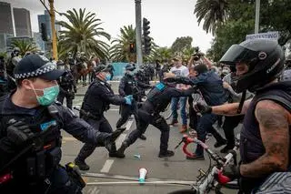 Starcia z policją podczas protestu przeciwników surowego lockdownu w Melbourne, 23 października 2020 rok