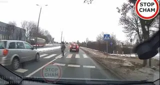 Niewiele brakowało, by doszło do potrącenia na przejściu dla pieszych