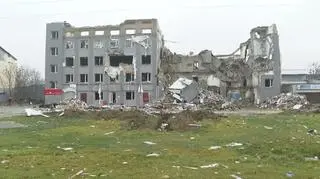 Zniszczony budynek w Chersoniu po ostrzałach