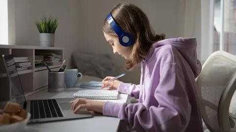 W stołecznych szkołach już 272 przypadki koronawirusa. "Zdalny tryb to mocno opóźniona decyzja"