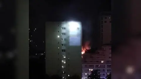 Płonął balkon na siódmym piętrze. 20 osób ewakuowało się z bloku