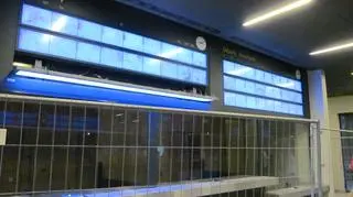 W hali nocnej Dworca Głównego tablice też nie działają. Wrocław Główny, 30 maja wieczorem.