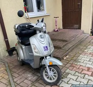 Skuter, którym porusza się mieszkaniec Kielc