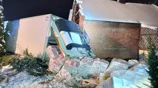 Zderzenie tira z osobówką. Ciężarówka wjechała w dom w Zaleszanach