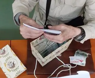 Mężczyzna przyniósł na policję oszczędności życia