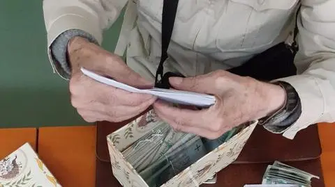 W pudełku przyniósł 100 tysięcy złotych na komisariat. "Boję się, że mnie okradną"