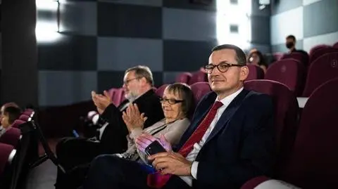Premier Morawiecki w kinie bez maseczki 