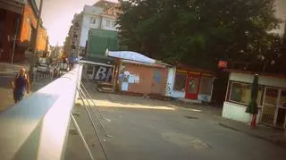 Koło nich prowadzi droga m