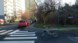 Niedomalowane przejście dla pieszych. Powodem źle zaparkowany samochód 