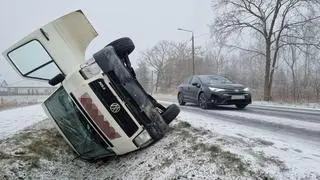 Auto wpadło do rowu w Kręczkach