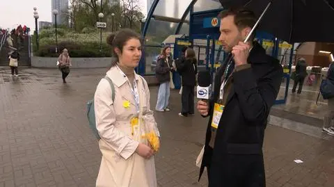 Kilka tysięcy wolontariuszy rozdaje papierowe żonkile. 450 tysięcy w sześciu miastach