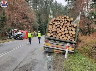 Do wypadku doszło na łuku drogi