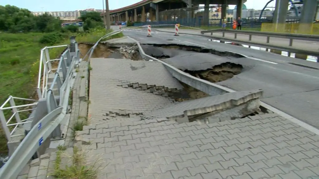 Gdynia: woda podmyła chodnik i zniszczyła fragment jezdni