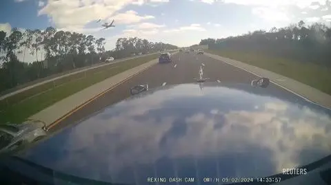 Odrzutowiec rozbił się na autostradzie. Pokazano nagranie z momentu katastrofy