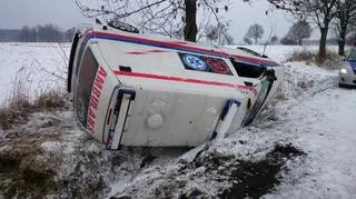 Ambulans przewrócił się na bok 