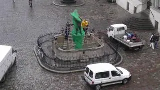 Zielona siatka w całości pokryła fontannę